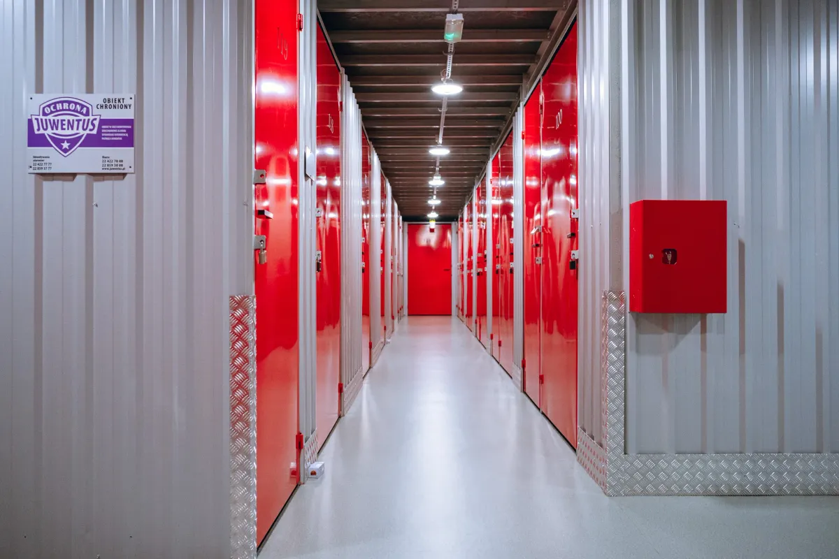 Korytarz z naklejką ochrony i sprzętem przeciwpożarowym w Celtic Self Storage Piaseczno