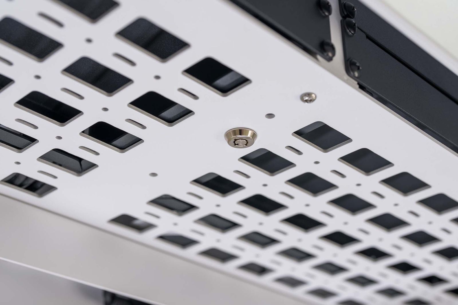 Lockable desktop enclosure