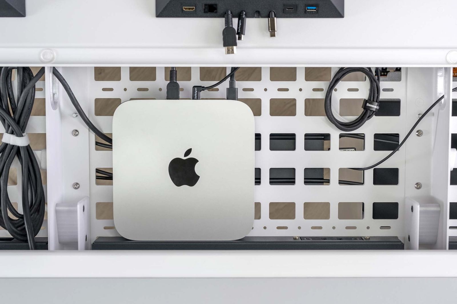 Tool-free cable management grid