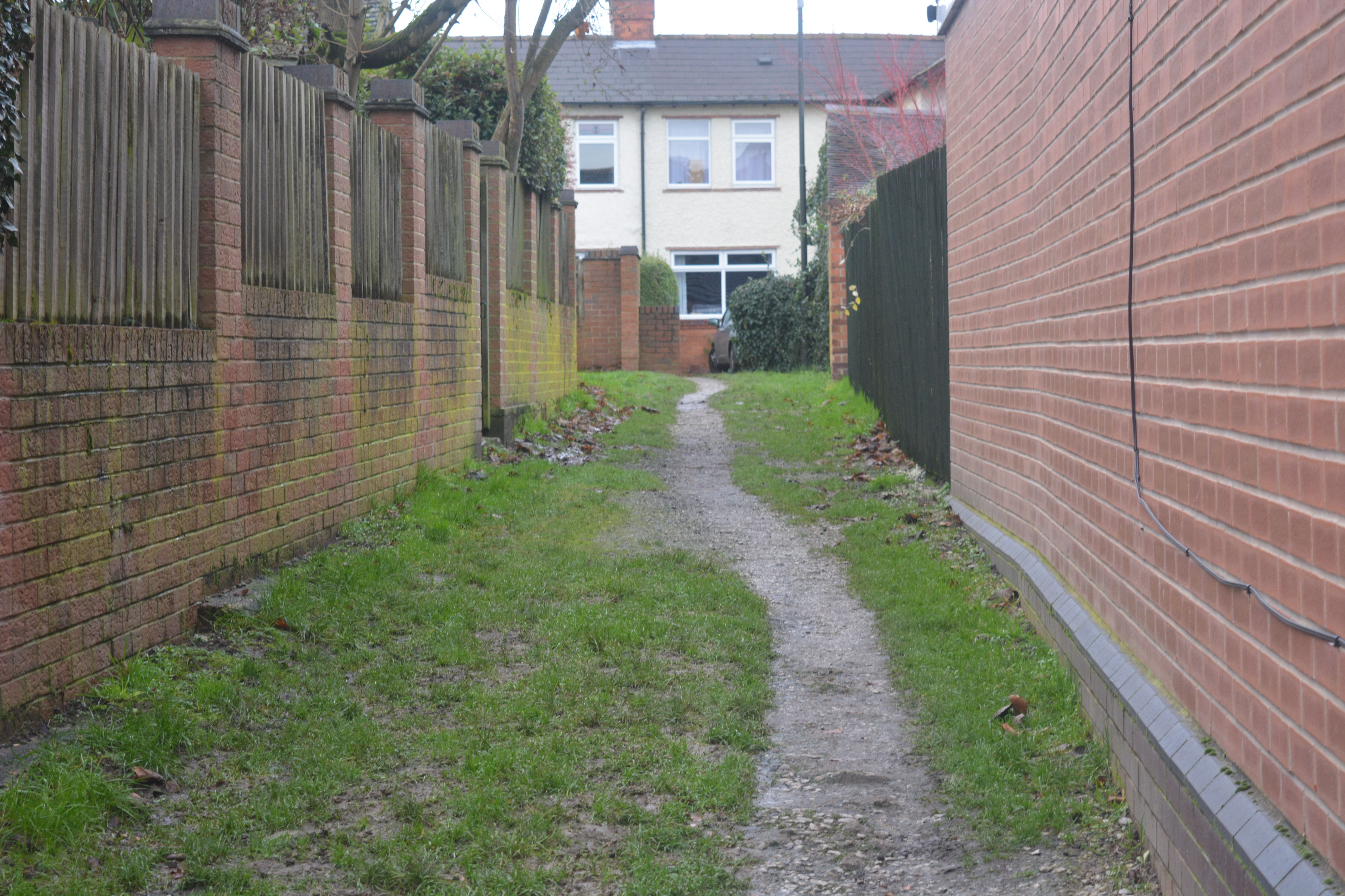 Short path between Chevin Road and Nether Close