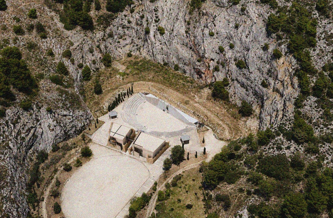 Vue aérienne de l'Espace Marcel Pagnol et du Théâtre de Nature, adossés à l'ancienne carrière