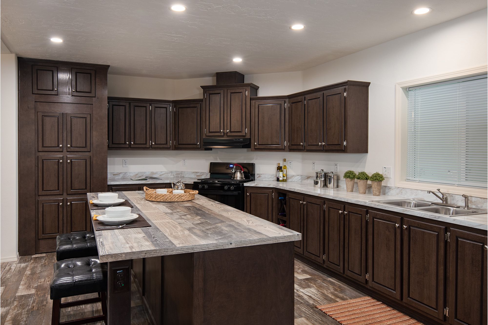 Hidden Valley HV4764M Kitchen 1