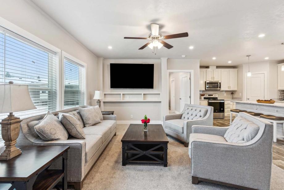 DreamWorks DW4764F living room 1