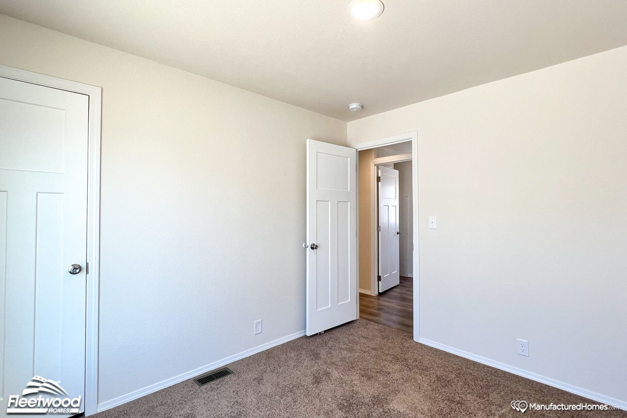 Empty mid-sized bedroom
