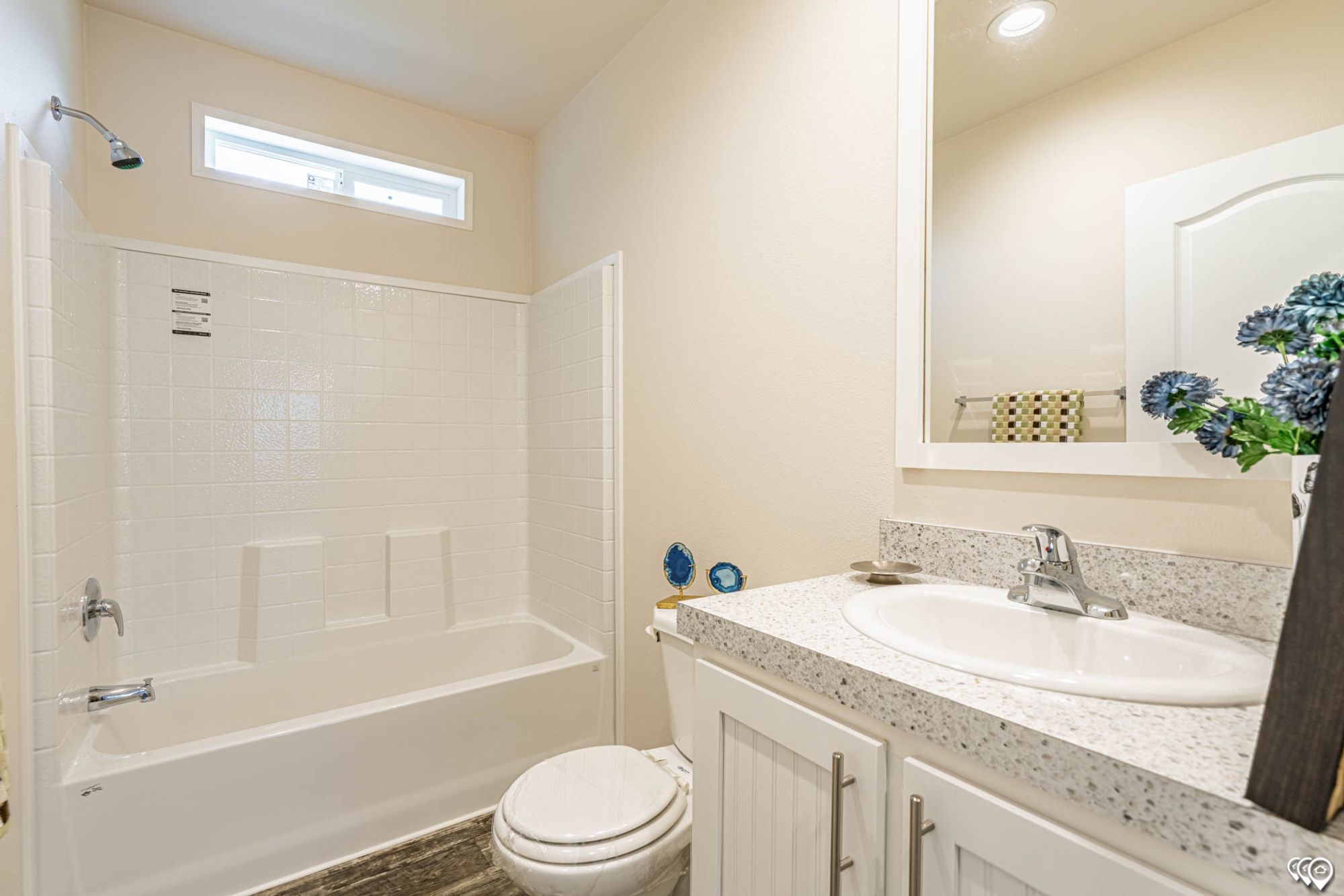 Bathroom with a single-sink countertop and a bathtub-shower combination.