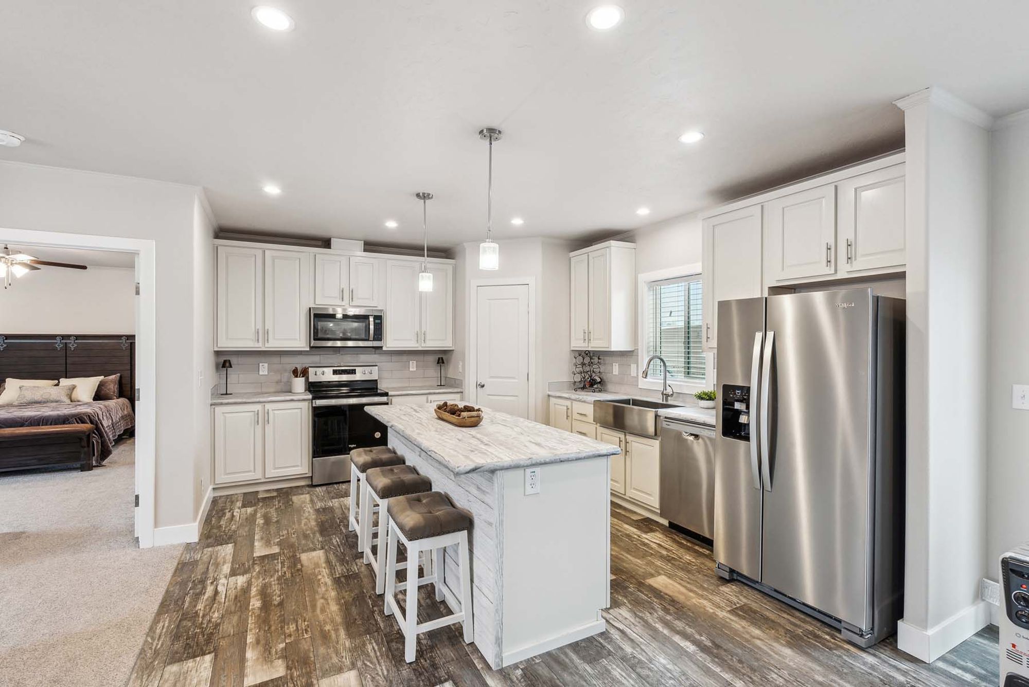 DreamWorks DW4764F kitchen 1