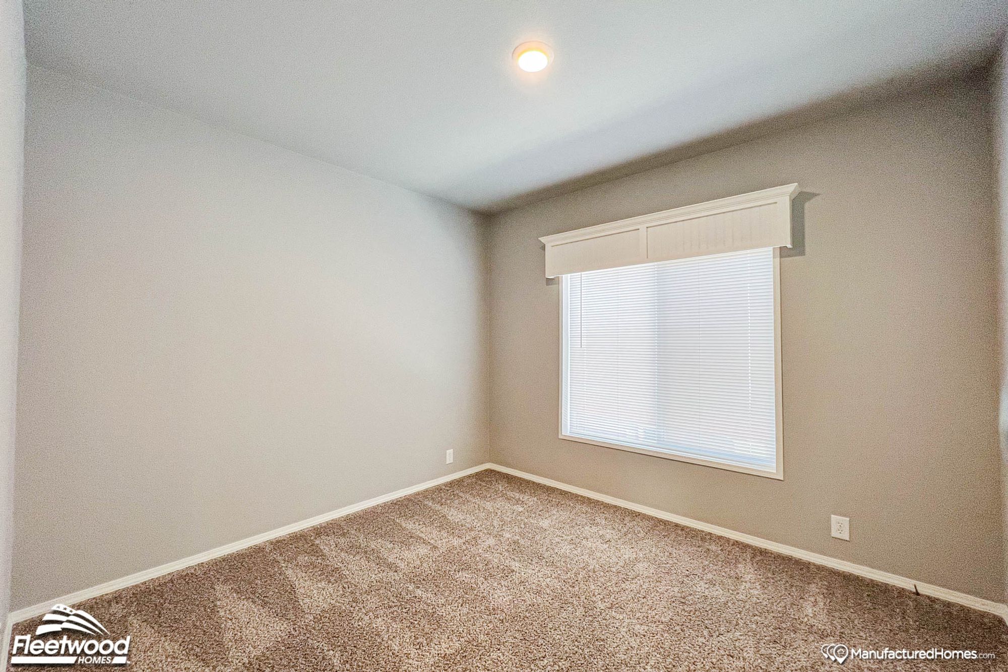 Empty mid-sized empty bedroom