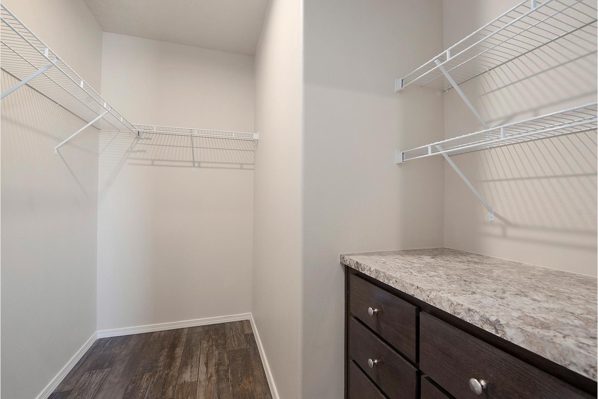 Dreamworks 4483B primary Closet