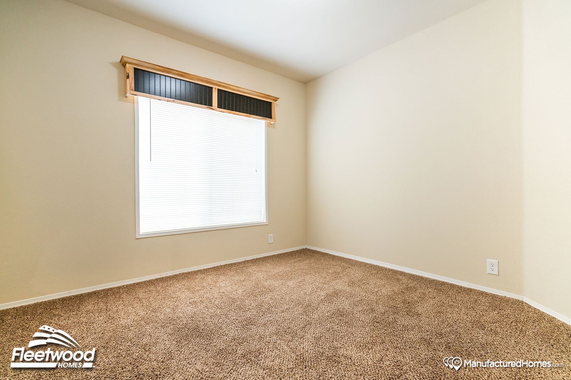 Empty mid-sized empty bedroom
