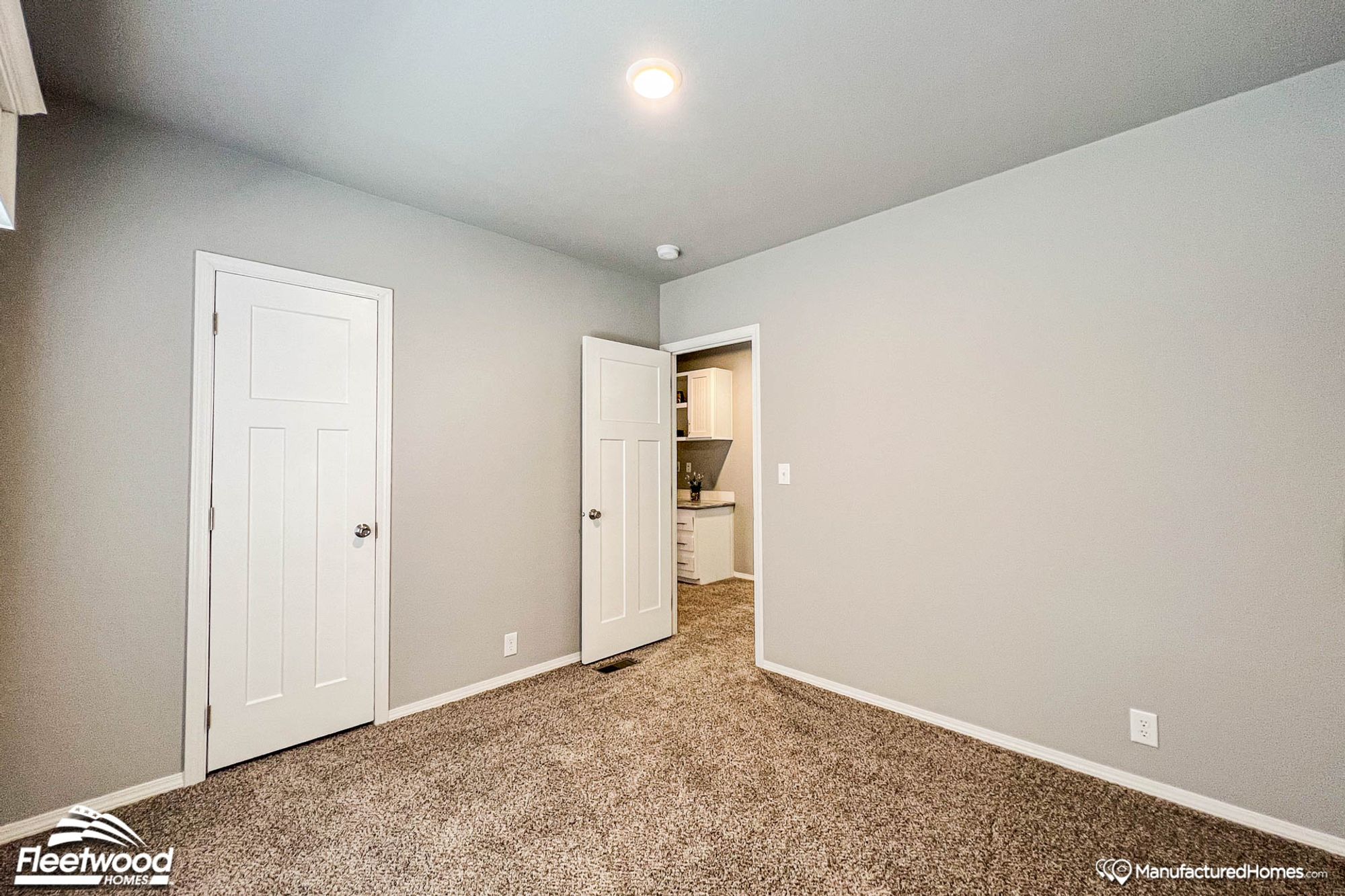 Empty mid-sized empty bedroom