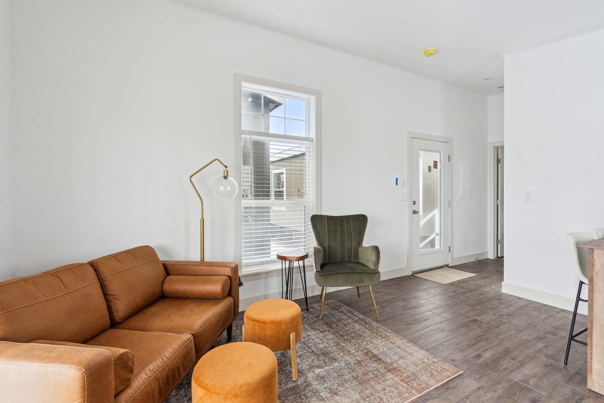 ADU 2321B living room