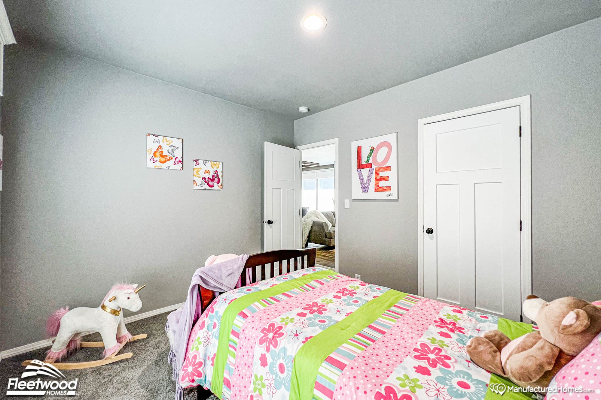 Mid-sized child's bedroom with a twin bed