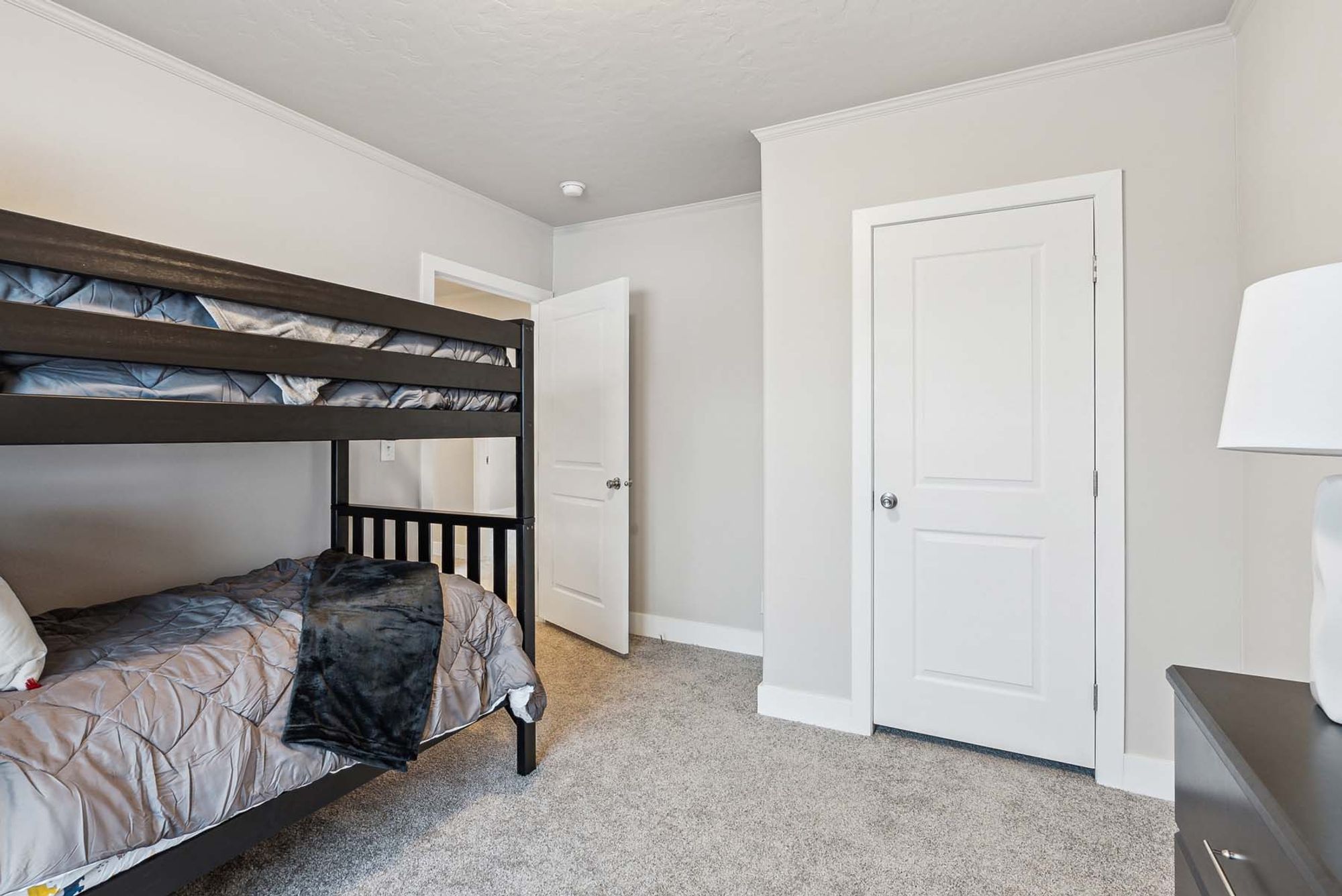 DreamWorks DW4764F bedroom 2B