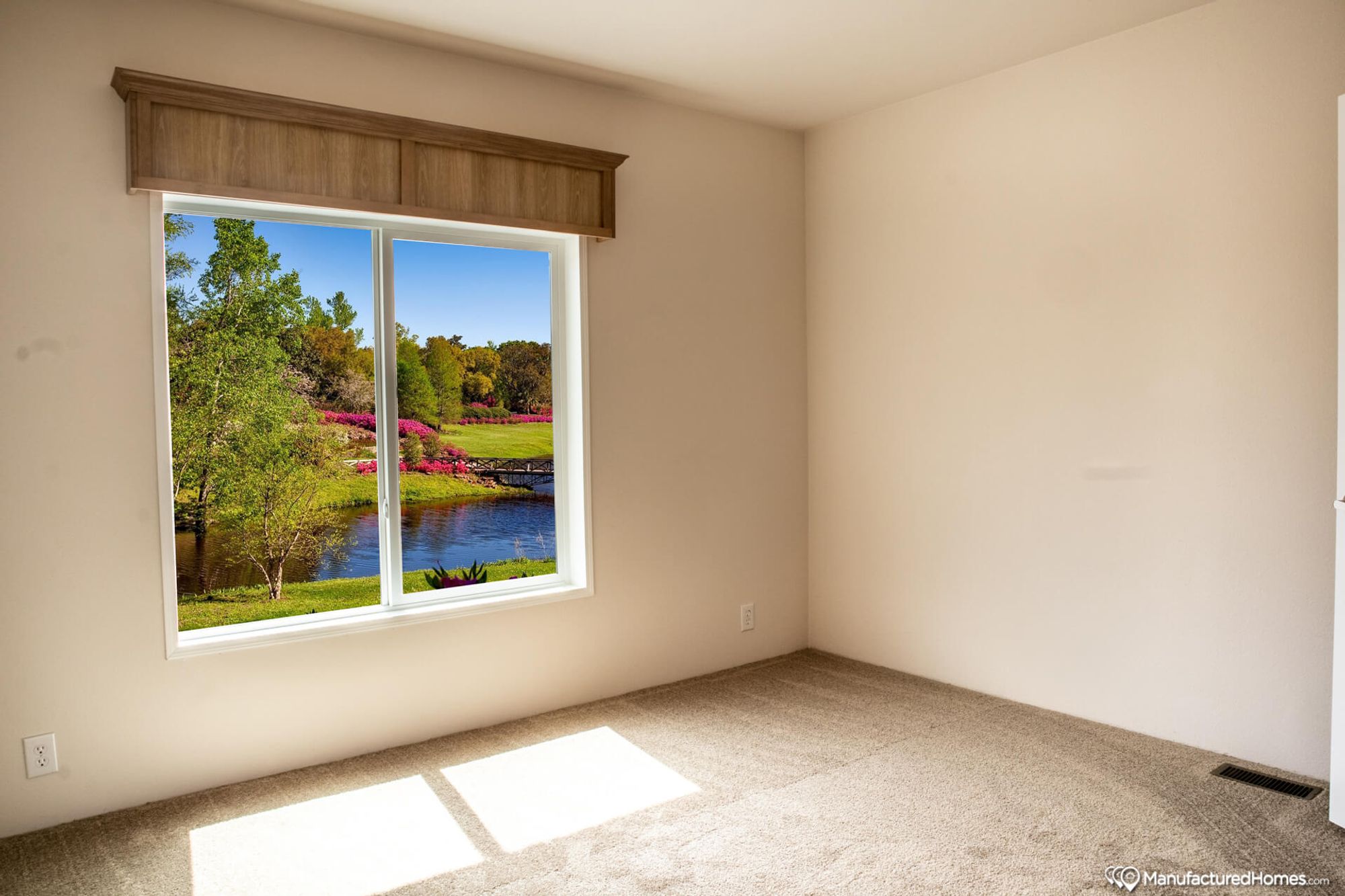 Mid-sized empty bedroom