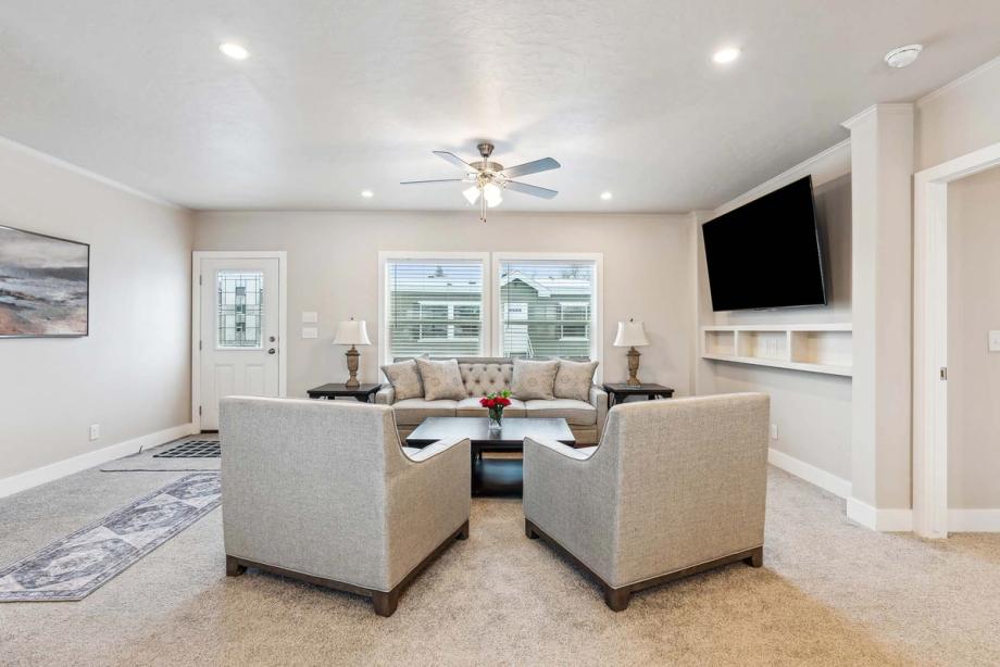 DreamWorks DW4764F living room 3