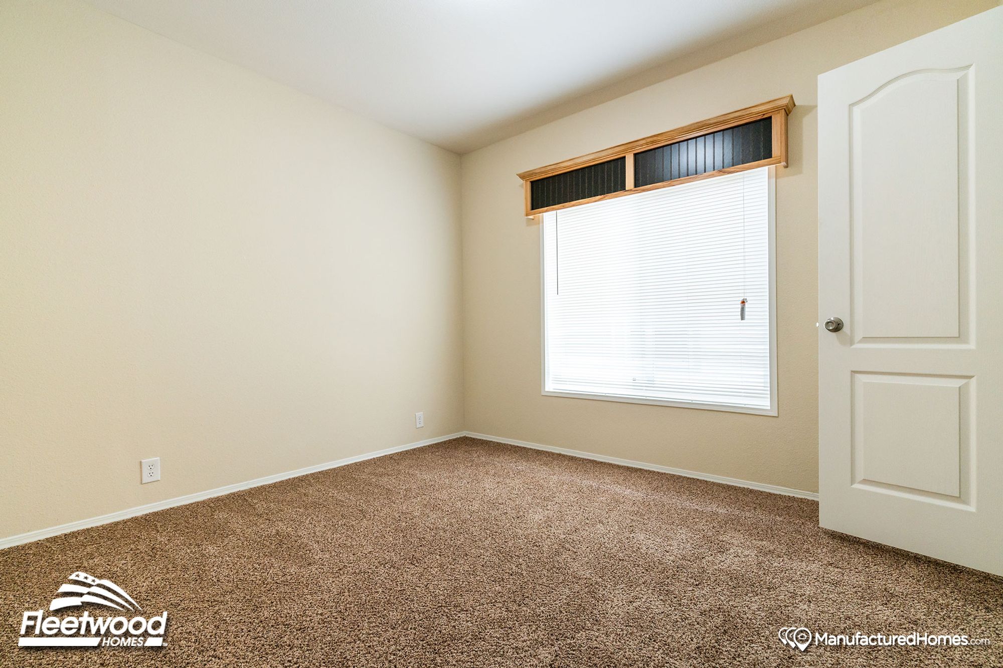 Empty mid-sized empty bedroom