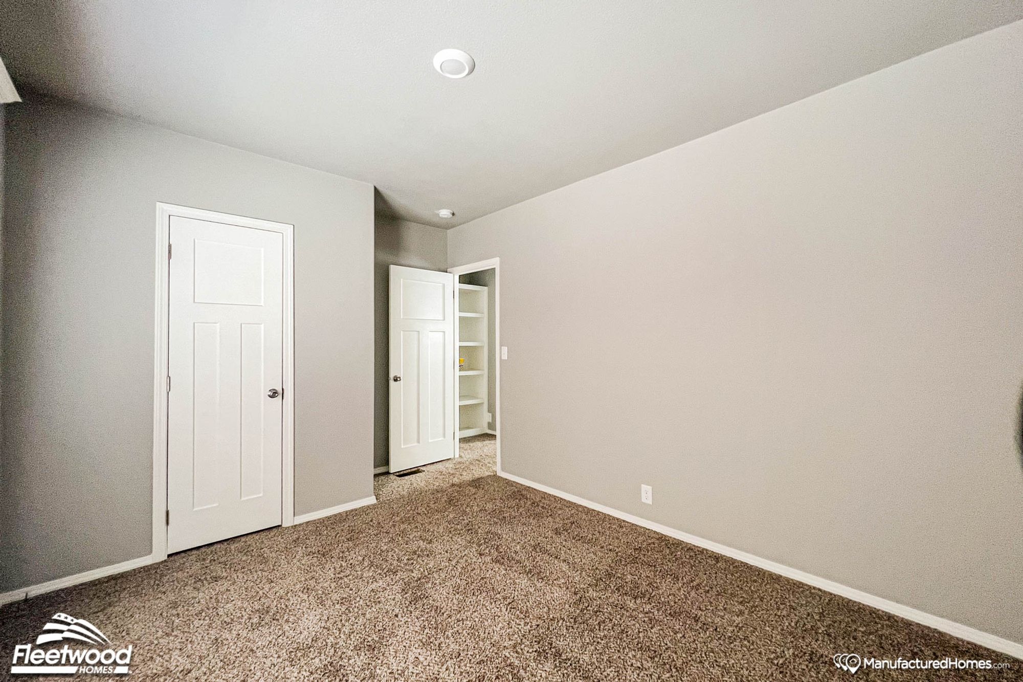 Empty mid-sized empty bedroom