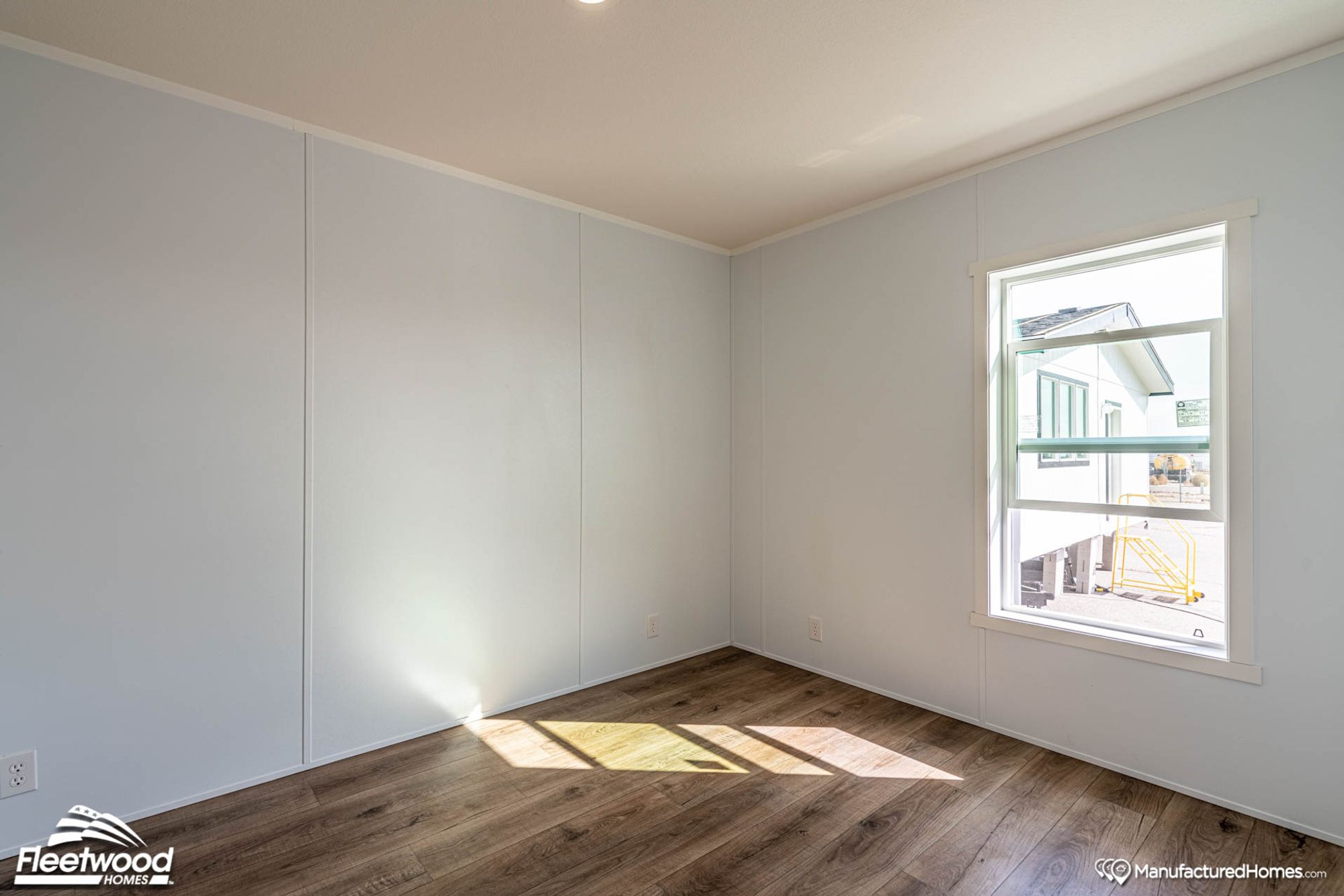 Empty mid-sized bedroom