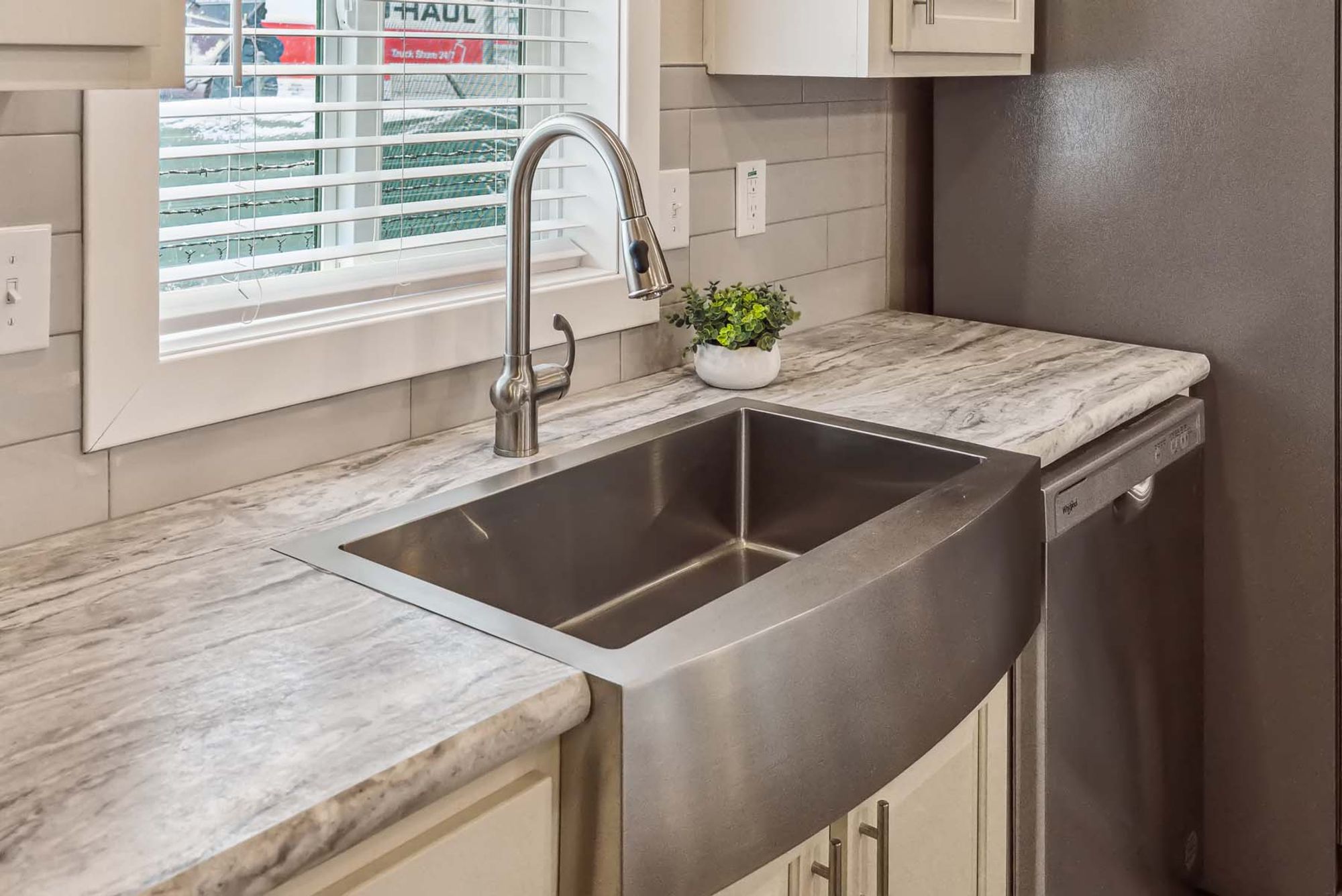 DreamWorks DW4764F kitchen sink