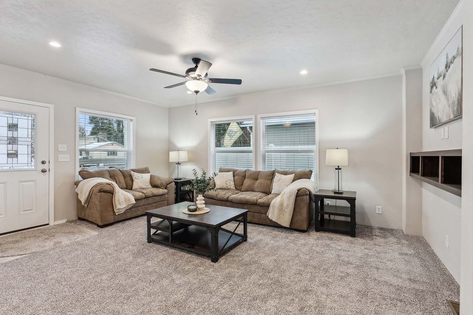 DreamWorks DW4603D living room 1