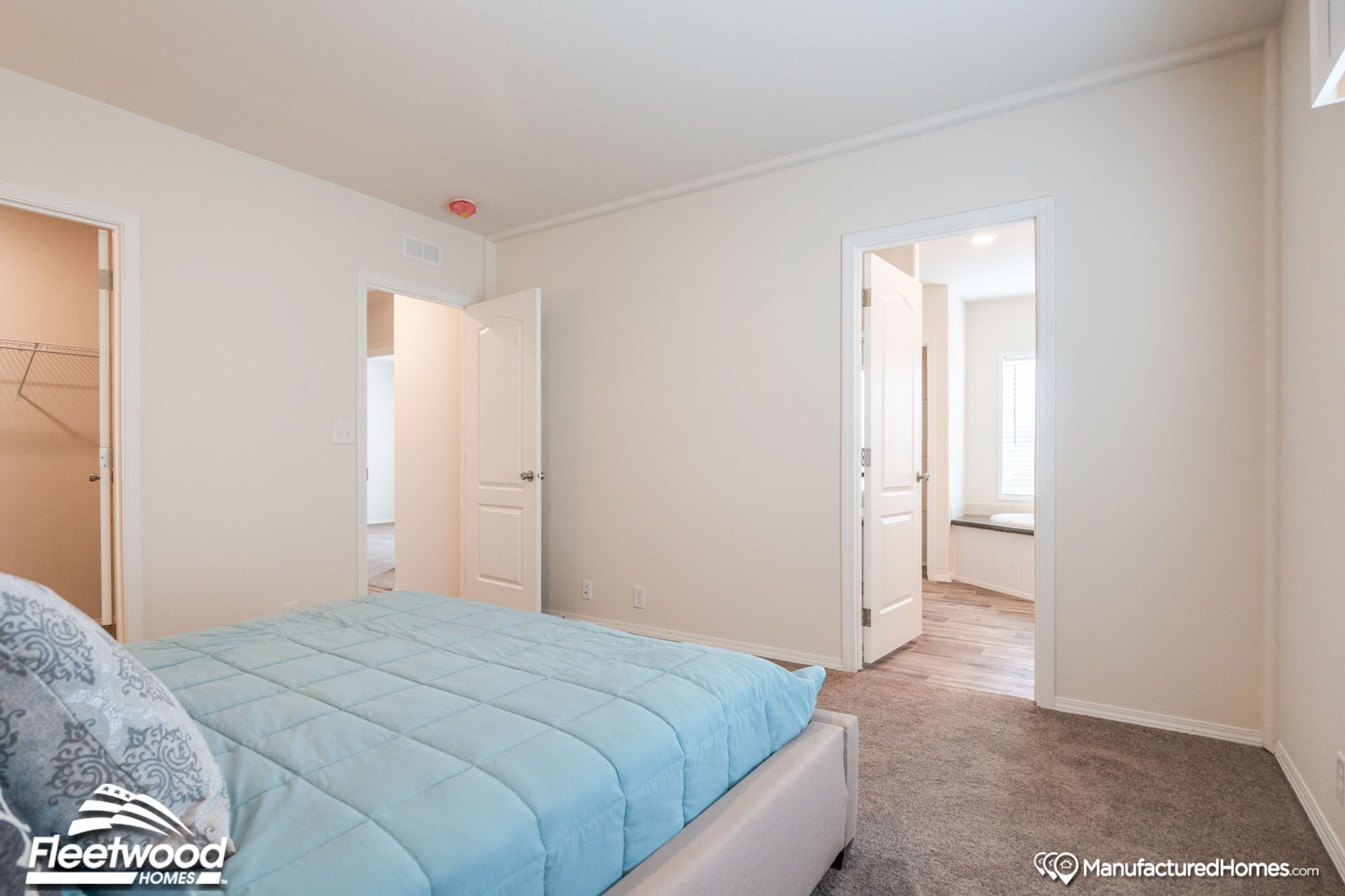 Medium-sized room with a full-sized bed.