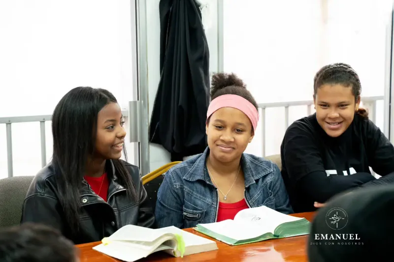 Jóvenes estudiando la Biblia juntas