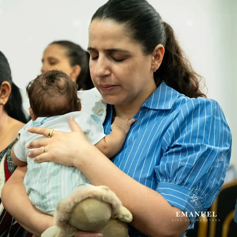 Una mamá con su bebé durante el culto