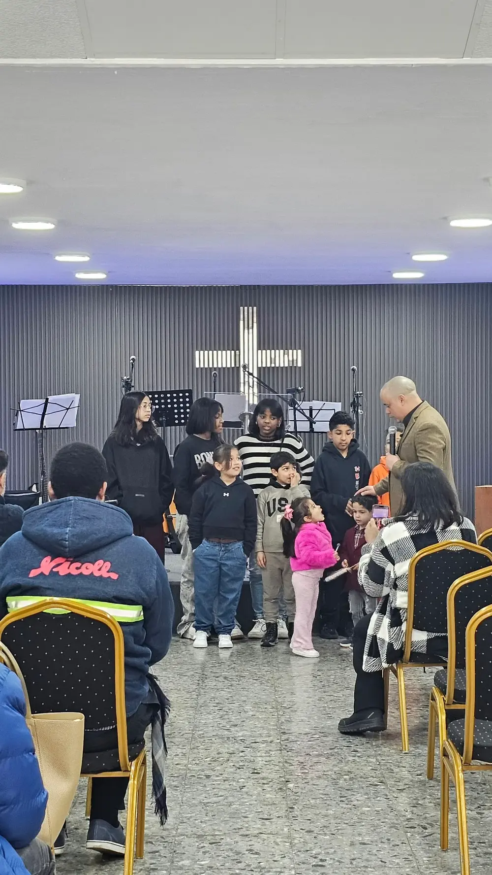 Familias de la Iglesia Emanuel durante un culto