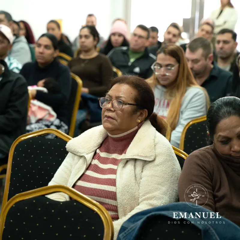 Hermanos de la congregación escuchando la predicación
