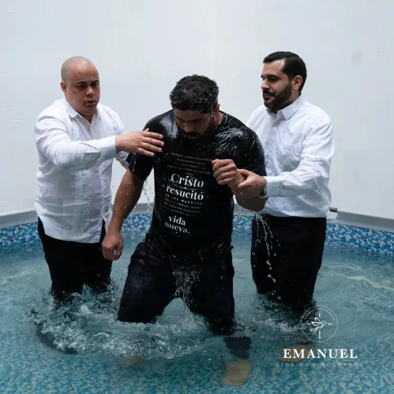 Bautismo en agua de un nuevo creyente