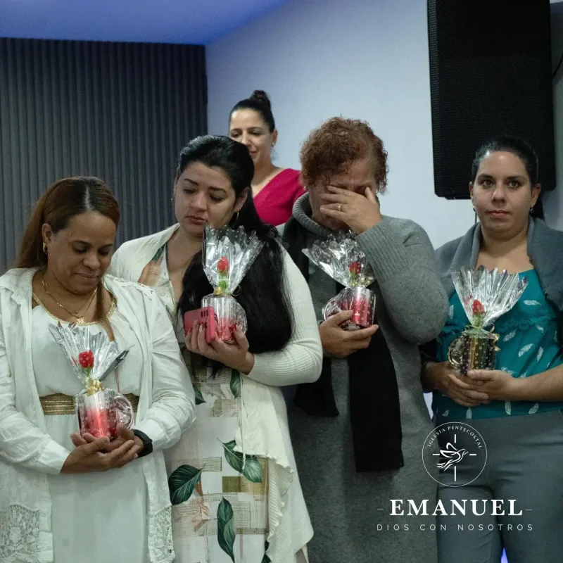 Madres de la congregación emocionadas al recibir su regalo