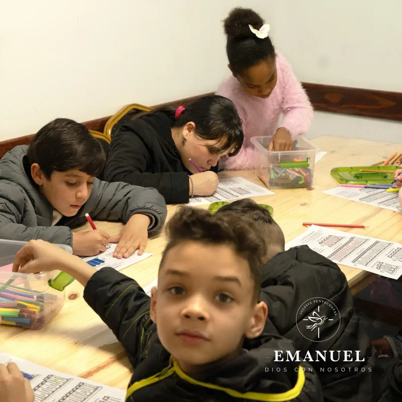 Niños haciendo actividades en la escuela dominical