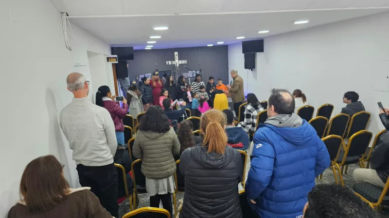 Congregación reunida en el salón de la iglesia