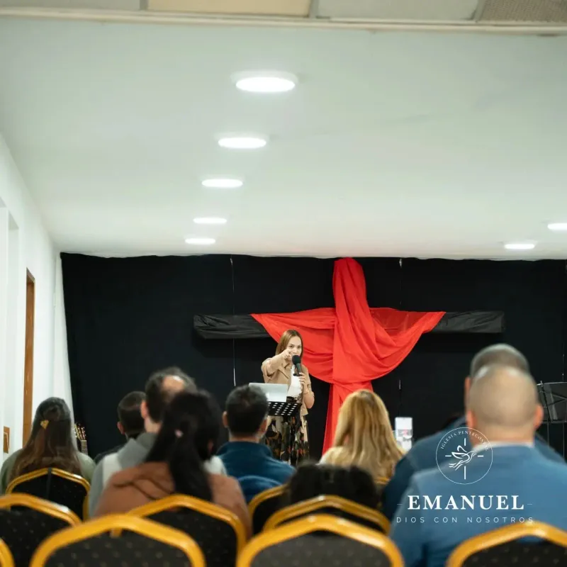 Culto de Semana Santa con una cruz cubierta de tela roja