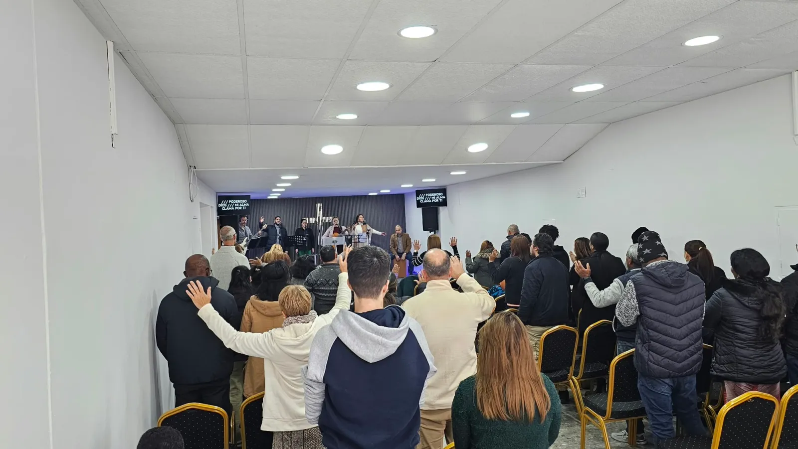 Congregación en alabanza en la Iglesia Emanuel