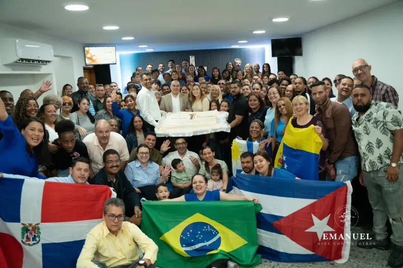 La congregación celebrando el aniversario con banderas de sus países