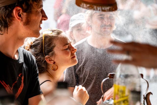 En 2026, j’ai eu l’occasion de rejoindre l’équipe du Festival Esperanzah! en tant que photographe et community manager. Pendant le festival, j’ai participé à la création de contenus pour les réseaux sociaux et à la couverture photographique de l’événement.  J’ai photographié les artistes, concerts, festivaliers et différents moments du festival, tout en créant du contenu destiné à sa communication digitale. Cette double expérience m’a permis de mêler photographie événementielle, photographie musicale, création de contenu et community management dans l’ambiance unique d’un festival belge.  À travers cette série, je partage mon expérience de photographe et community manager au Festival Esperanzah!, ainsi que les images qui racontent l’énergie, les rencontres et les moments forts de cette édition.