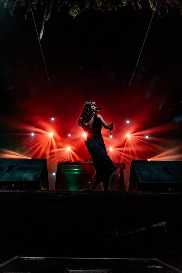En 2026, j’ai eu l’occasion de rejoindre l’équipe du Festival Esperanzah! en tant que photographe et community manager. Pendant le festival, j’ai participé à la création de contenus pour les réseaux sociaux et à la couverture photographique de l’événement.  J’ai photographié les artistes, concerts, festivaliers et différents moments du festival, tout en créant du contenu destiné à sa communication digitale. Cette double expérience m’a permis de mêler photographie événementielle, photographie musicale, création de contenu et community management dans l’ambiance unique d’un festival belge.  À travers cette série, je partage mon expérience de photographe et community manager au Festival Esperanzah!, ainsi que les images qui racontent l’énergie, les rencontres et les moments forts de cette édition.