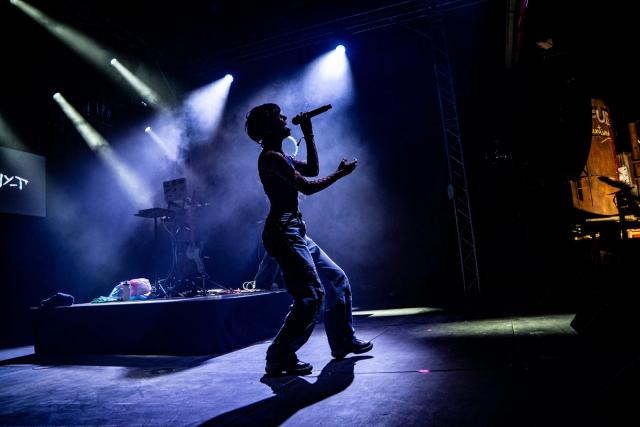 En 2026, j’ai eu l’occasion de rejoindre l’équipe du Festival Esperanzah! en tant que photographe et community manager. Pendant le festival, j’ai participé à la création de contenus pour les réseaux sociaux et à la couverture photographique de l’événement.  J’ai photographié les artistes, concerts, festivaliers et différents moments du festival, tout en créant du contenu destiné à sa communication digitale. Cette double expérience m’a permis de mêler photographie événementielle, photographie musicale, création de contenu et community management dans l’ambiance unique d’un festival belge.  À travers cette série, je partage mon expérience de photographe et community manager au Festival Esperanzah!, ainsi que les images qui racontent l’énergie, les rencontres et les moments forts de cette édition.
