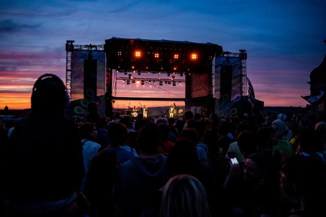 En 2026, j’ai eu l’occasion de rejoindre l’équipe du Festival Esperanzah! en tant que photographe et community manager. Pendant le festival, j’ai participé à la création de contenus pour les réseaux sociaux et à la couverture photographique de l’événement.  J’ai photographié les artistes, concerts, festivaliers et différents moments du festival, tout en créant du contenu destiné à sa communication digitale. Cette double expérience m’a permis de mêler photographie événementielle, photographie musicale, création de contenu et community management dans l’ambiance unique d’un festival belge.  À travers cette série, je partage mon expérience de photographe et community manager au Festival Esperanzah!, ainsi que les images qui racontent l’énergie, les rencontres et les moments forts de cette édition.