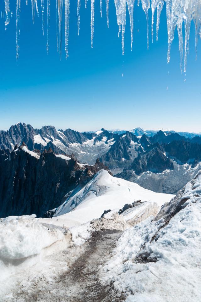 J’ai réalisé mon premier stage d’alpinisme avec le Club Alpin Belge de Liège, lors d’une semaine dans la vallée de Chamonix, au cœur des Alpes françaises. Cette première expérience m’a permis de découvrir les bases de l’alpinisme et de réaliser mes premières courses en haute montagne.  Durant cette semaine, nous avons notamment réalisé la course de l’Aiguille du Tour, après avoir passé une nuit en refuge à environ 2 700 mètres d’altitude. Nous avons également effectué nos premières écoles de glace et de neige, afin d’apprendre les techniques indispensables à la progression sur glacier et en terrain enneigé.  La suite du stage nous a conduits en Italie, après avoir traversé le tunnel du Mont-Blanc, pour rejoindre le mythique refuge Torino. Depuis celui-ci, nous avons traversé la Vallée Blanche et réalisé l’ascension de l’emblématique Aiguille du Midi, culminant à 3 842 mètres.  Cette semaine dans le massif du Mont-Blanc a marqué mes premiers pas en alpinisme et m’a permis de découvrir un nouvel univers entre glaciers, sommets, haute altitude et aventure. À travers cette série de photographies, je partage cette première expérience de montagne et d’alpinisme à Chamonix.