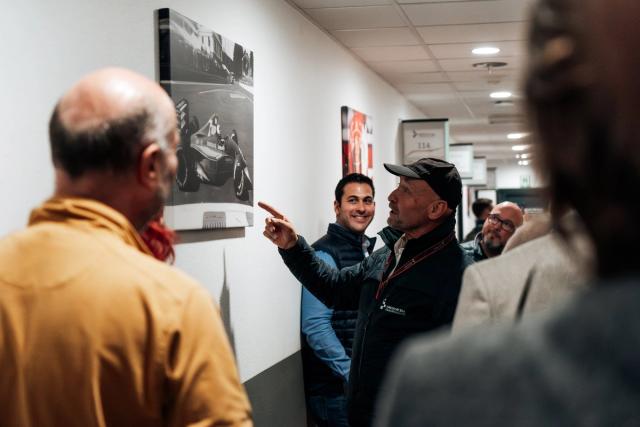 Dans le cadre d’une collaboration avec la marque Alpi Sport, j’ai réalisé un reportage photographique sur le circuit de Spa-Francorchamps à l’occasion d’un baptême de circuit automobile. Cette série met en avant l’expérience des participant·e·s, la vitesse et l’ambiance du circuit, à travers une approche mêlant photographie sportive, automobile et événementielle.