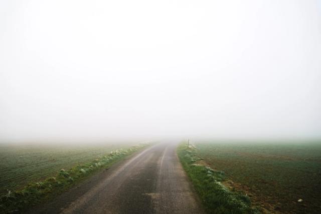 Brouillard est une mini-série de photographie artistique née d’une période de doute et de questionnement sur ma pratique photographique. À travers des images aux atmosphères éthérées, mystérieuses et brumeuses, j’ai cherché à donner une forme visuelle à mes idées floues et à mes émotions.  À la fin de mes études en photographie, je me questionnais sur ma démarche artistique : créer était-il encore une passion ou était-ce devenu une obligation ? Cette série photographique est alors devenue une manière de renouer avec le plaisir simple et instinctif de photographier.  Entre brouillard, paysages énigmatiques et atmosphères contemplatives, je me suis volontairement perdu dans l’image pour retrouver une forme de liberté créative. Malgré la peur du refus et les doutes liés à ma pratique, Brouillard m’a permis de photographier sans chercher immédiatement à expliquer ou à convaincre, en laissant simplement les images parler à ma place.