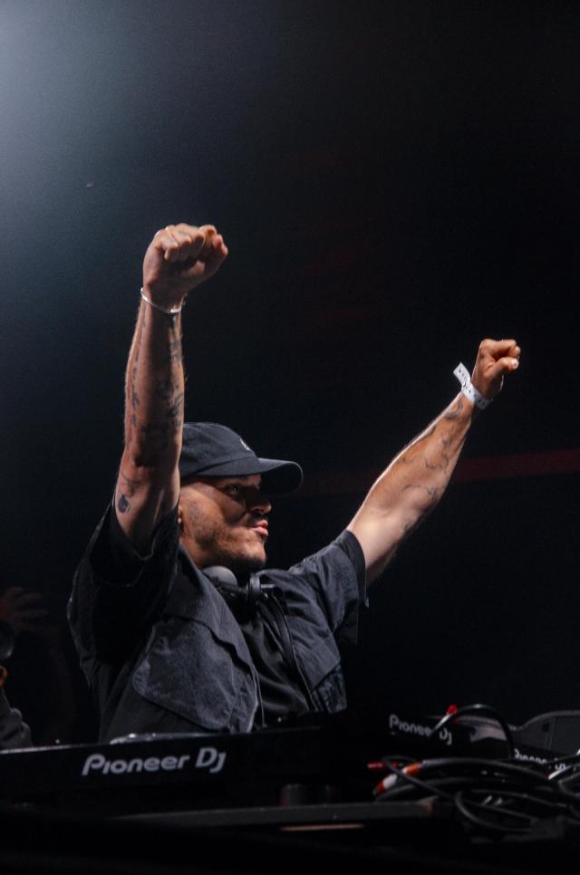 En 2022 et 2023, j’ai eu l’occasion de travailler comme photographe au Festival de Dour, l’un des plus grands festivals de musique en Belgique. Durant ces deux éditions, j’ai photographié les concerts, artistes, scènes et festivaliers, avec l’objectif de retranscrire en images l’énergie et l’ambiance unique du festival.  Cette expérience m’a permis de développer mon approche de la photographie événementielle et musicale, en travaillant dans des conditions variées et au cœur de performances live. À travers cette série de photographies, je partage mon regard de photographe de festival en Belgique et les moments capturés lors de ces deux éditions du Festival de Dour.