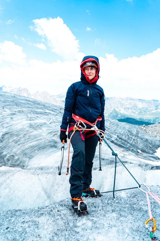 J’ai réalisé mon premier stage d’alpinisme avec le Club Alpin Belge de Liège, lors d’une semaine dans la vallée de Chamonix, au cœur des Alpes françaises. Cette première expérience m’a permis de découvrir les bases de l’alpinisme et de réaliser mes premières courses en haute montagne.  Durant cette semaine, nous avons notamment réalisé la course de l’Aiguille du Tour, après avoir passé une nuit en refuge à environ 2 700 mètres d’altitude. Nous avons également effectué nos premières écoles de glace et de neige, afin d’apprendre les techniques indispensables à la progression sur glacier et en terrain enneigé.  La suite du stage nous a conduits en Italie, après avoir traversé le tunnel du Mont-Blanc, pour rejoindre le mythique refuge Torino. Depuis celui-ci, nous avons traversé la Vallée Blanche et réalisé l’ascension de l’emblématique Aiguille du Midi, culminant à 3 842 mètres.  Cette semaine dans le massif du Mont-Blanc a marqué mes premiers pas en alpinisme et m’a permis de découvrir un nouvel univers entre glaciers, sommets, haute altitude et aventure. À travers cette série de photographies, je partage cette première expérience de montagne et d’alpinisme à Chamonix.