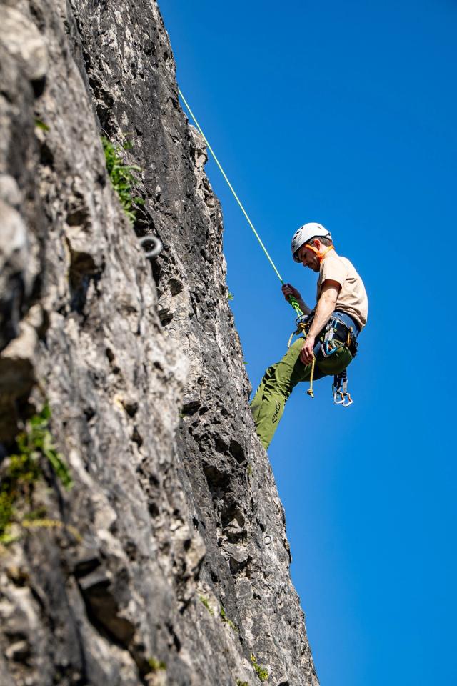 En avril 2025, j’ai accompagné le Club Alpin Belge de Liège lors d’une formation en escalade sur falaise à Y Vieuxville, aux Rochers de Sy. Cette journée m’a permis de découvrir la grimpe en extérieur et de réaliser mes premières photographies de sport et d’escalade. Entre progression sur le rocher, effort et concentration, cette série témoigne de ma découverte de la photographie sportive et outdoor en Belgique.