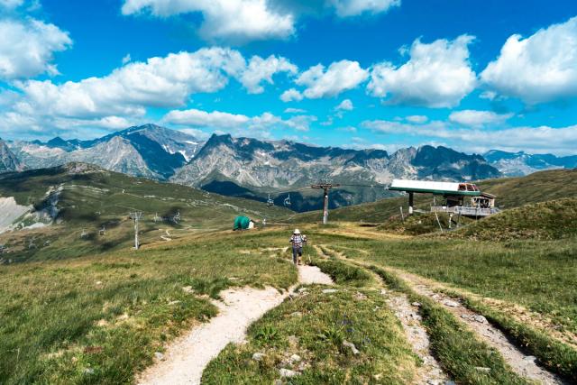 En juillet 2026, j’ai réalisé mon premier stage d’alpinisme avec le Club Alpin Belge de Liège, lors d’une semaine dans la vallée de Chamonix, au cœur des Alpes françaises. Cette première expérience m’a permis de découvrir les bases de l’alpinisme et de réaliser mes premières courses en haute montagne.  Durant cette semaine, nous avons notamment réalisé la course de l’Aiguille du Tour, après avoir passé une nuit en refuge à environ 2 700 mètres d’altitude. Nous avons également effectué nos premières écoles de glace et de neige, afin d’apprendre les techniques indispensables à la progression sur glacier et en terrain enneigé.  La suite du stage nous a conduits en Italie, après avoir traversé le tunnel du Mont-Blanc, pour rejoindre le mythique refuge Torino. Depuis celui-ci, nous avons traversé la Vallée Blanche et réalisé l’ascension de l’emblématique Aiguille du Midi, culminant à 3 842 mètres.  Cette semaine dans le massif du Mont-Blanc a marqué mes premiers pas en alpinisme et m’a permis de découvrir un nouvel univers entre glaciers, sommets, haute altitude et aventure. À travers cette série de photographies, je partage cette première expérience de montagne et d’alpinisme à Chamonix.