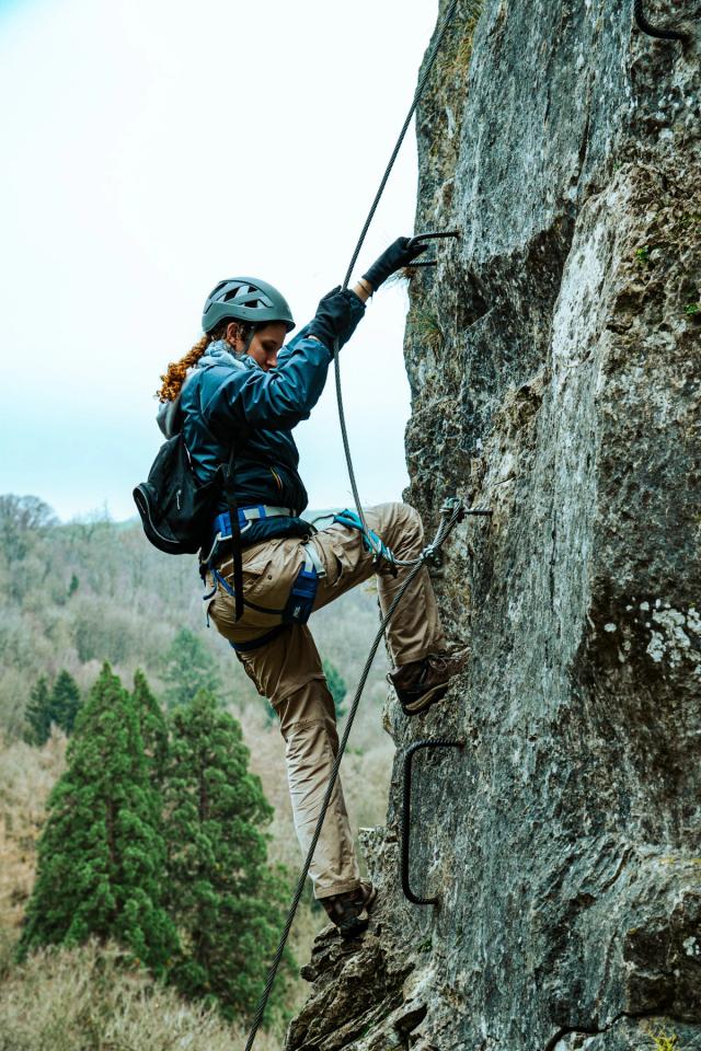 En novembre 2025, j’ai accompagné le Club Alpin Belge de Liège à la découverte de la via ferrata de Pont-à-Lesse, à Dinant, au cœur de la vallée de la Lesse.  Installée sur les falaises calcaires du massif du Castel, cette via ferrata constitue un itinéraire particulièrement intéressant pour découvrir la progression verticale et les premières sensations de grimpe. Le parcours, accessible aux débutants, permet d’évoluer sur le rocher à l’aide de câbles, d’échelons et de prises métalliques, tout en profitant du cadre naturel de la vallée de la Lesse.  Cette sortie a marqué pour moi une première véritable approche de la photographie sportive et de la photographie d’escalade.