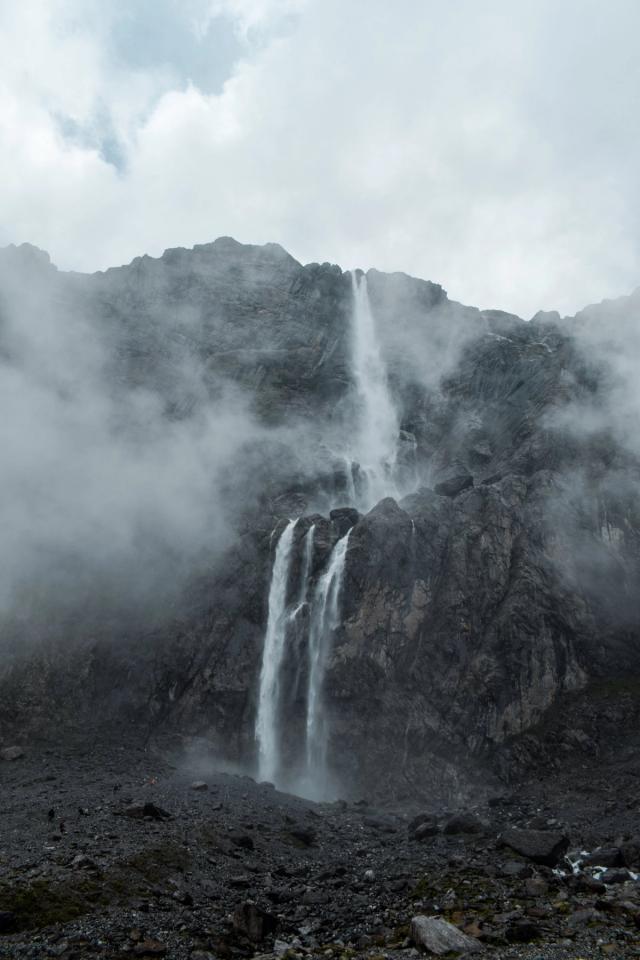 En 2021, je me suis rendu dans les **Pyrénées avec les Scouts de Gosselies** dans le cadre de notre projet de camp : traverser les **Pyrénées occidentales à pied** en empruntant une partie du mythique **GR10**.  Pendant une semaine, nous avons parcouru les sentiers de ce célèbre itinéraire de **Grande Randonnée**, qui traverse les Pyrénées françaises d’est en ouest, entre l’océan Atlantique et la Méditerranée. Sur notre portion du parcours, nous avons marché une grosse centaine de kilomètres à travers les **montagnes pyrénéennes**, entre cols, vallées, forêts et paysages de haute montagne.  Cette aventure avec les scouts m’a permis de découvrir la **randonnée itinérante**, la vie en groupe et l’expérience particulière d’un long parcours en montagne. J’ai également photographié cette traversée des **Pyrénées occidentales**, afin de garder une trace de cette aventure et des paysages rencontrés sur le **GR10**.