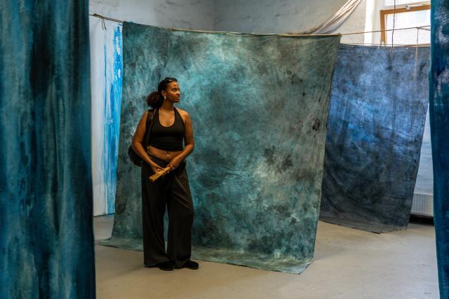 Lors de ma dernière année de bachelier, j’ai été l’un des principaux créateurs visuels de la communication de l’École Supérieure des Arts Saint-Luc Liège. En tant que photographe, j’ai assuré la couverture photographique des différents événements de l’école : vernissages, expositions, événements culturels, conférences et projets artistiques.  Mon rôle consistait à documenter la vie de l’établissement et à créer des images destinées à sa communication visuelle et digitale. À travers mes photographies, j’ai cherché à retranscrire l’atmosphère des événements, mettre en valeur les travaux des étudiants et artistes, et raconter la vie de l’école en images.  Cette expérience m’a permis de développer mon approche de la photographie événementielle, tout en travaillant dans un environnement artistique et culturel particulièrement riche à Liège.